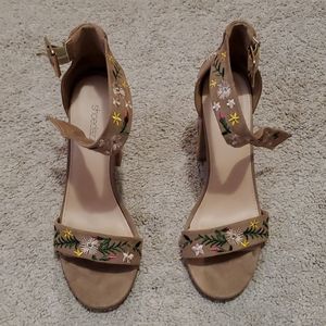 Natural color chunky sandal